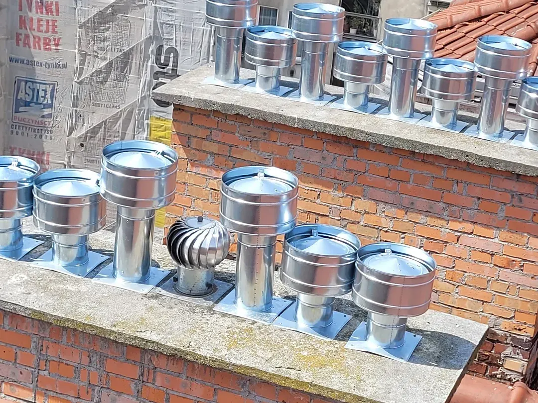 Nowe nasady kominowe zamontowane podczas modernizacji zwieńczeń kominów